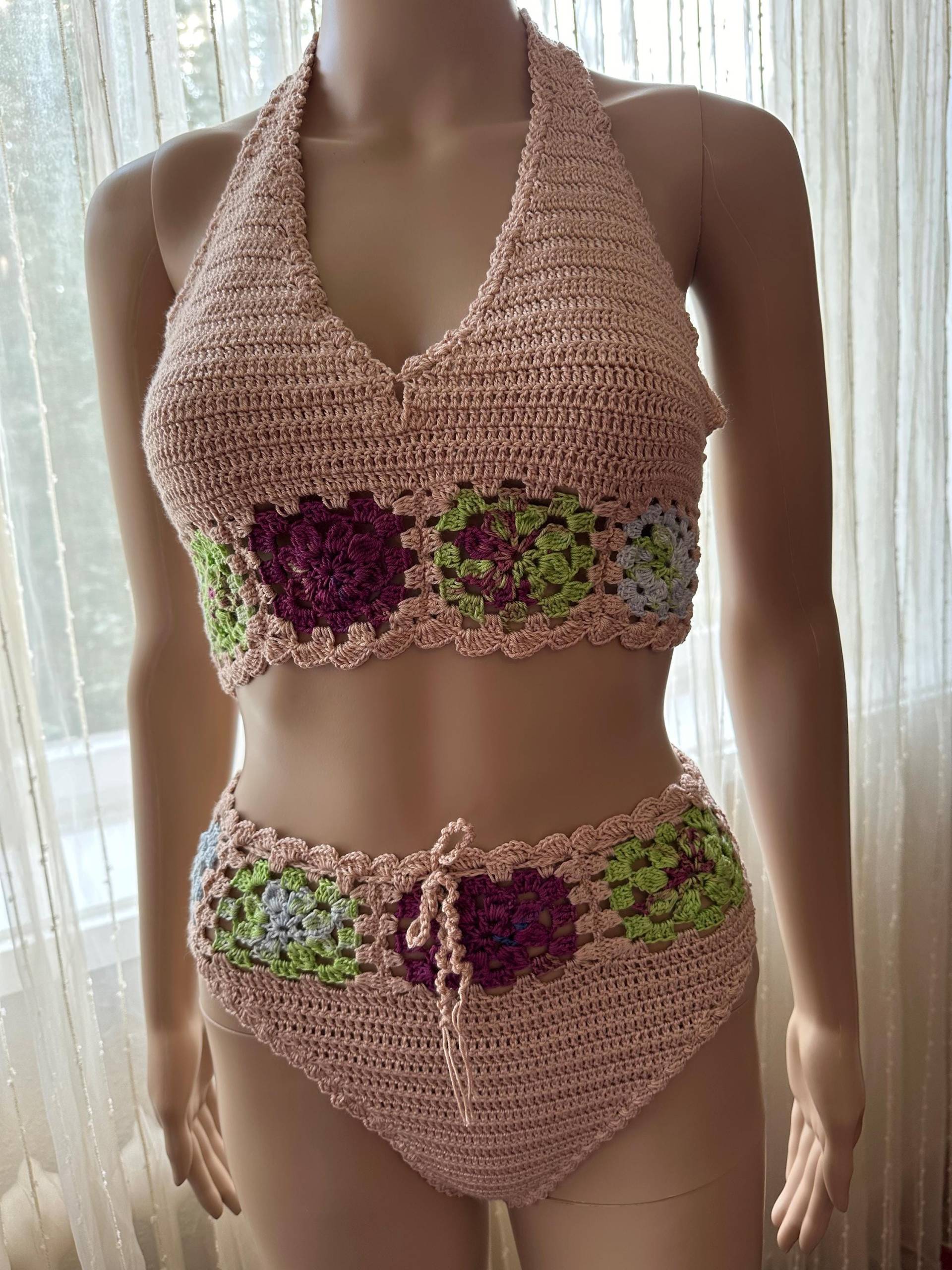 Größe S/M Zwei Stück Set Sommer Strand Wear Handgemachtes Häkeln Blumenmuster Granny Square von Prettyquicklyy