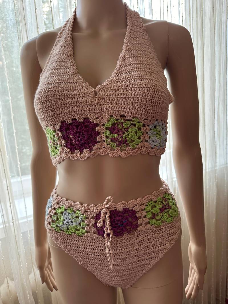 Größe S/M Zwei Stück Set Sommer Strand Wear Handgemachtes Häkeln Blumenmuster Granny Square von Prettyquicklyy