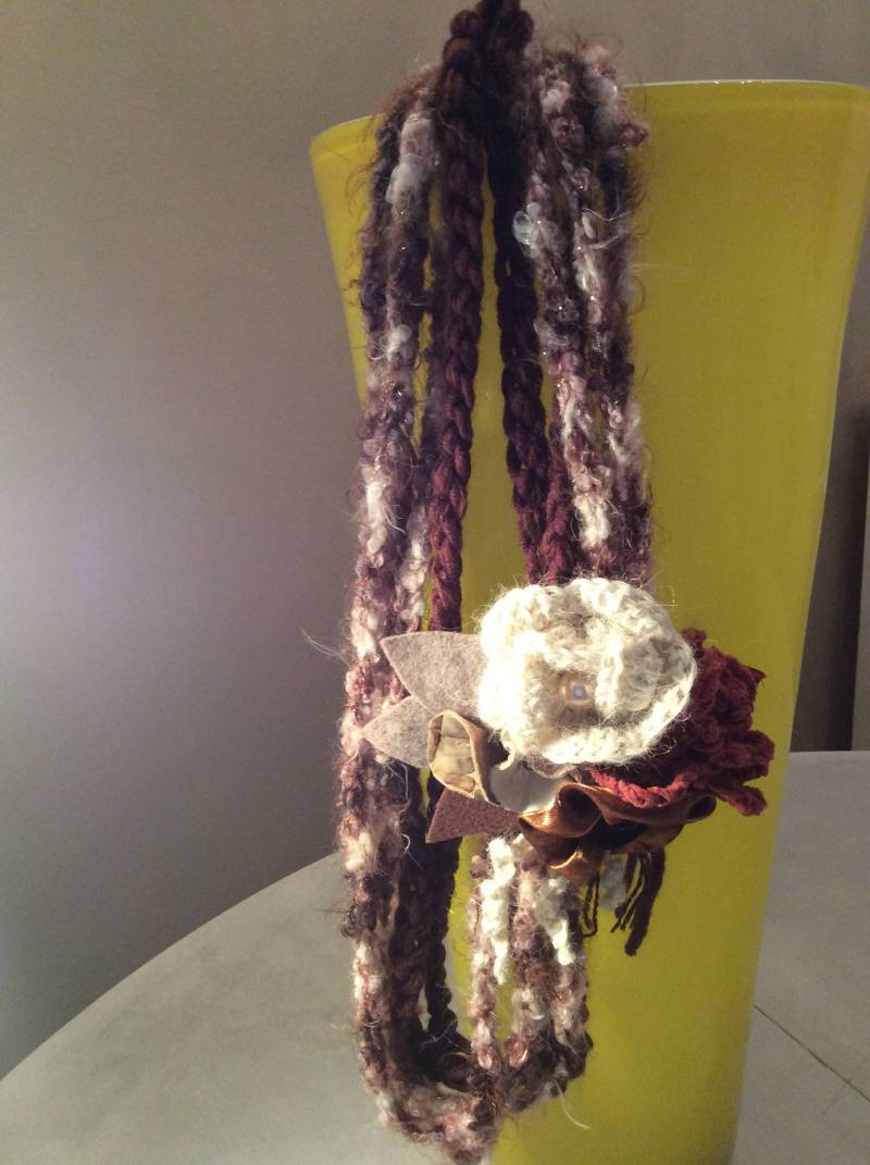 Halskette Handarbeit Aus Reiner Wolle, Verziert Mit Einem Blumenstrauß Seide Und Perlen Gemacht von PreziositaDiLane