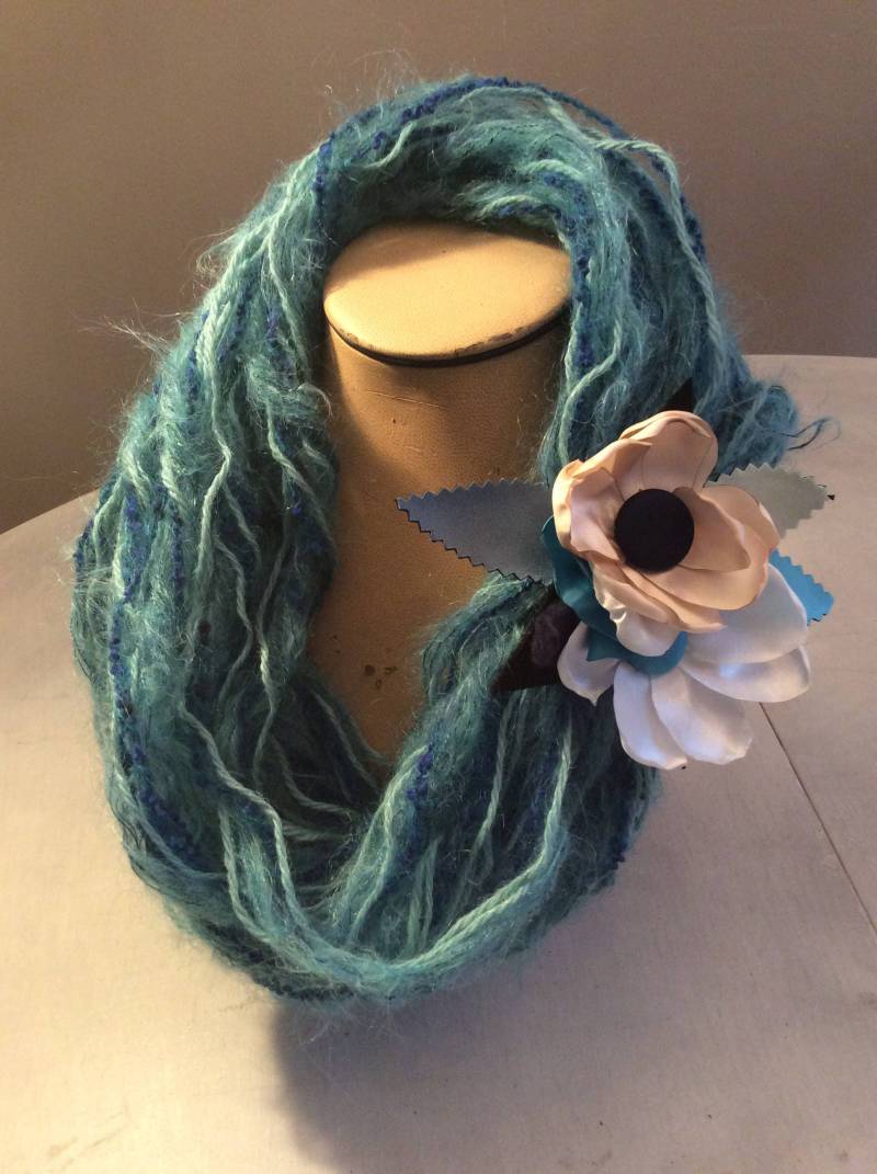 Halskette-Handmade Hals Wärmer Wollschal Mit Seide Blume Blumenstrauß Brosche, Knöpfe Und Perlen Verziert von PreziositaDiLane