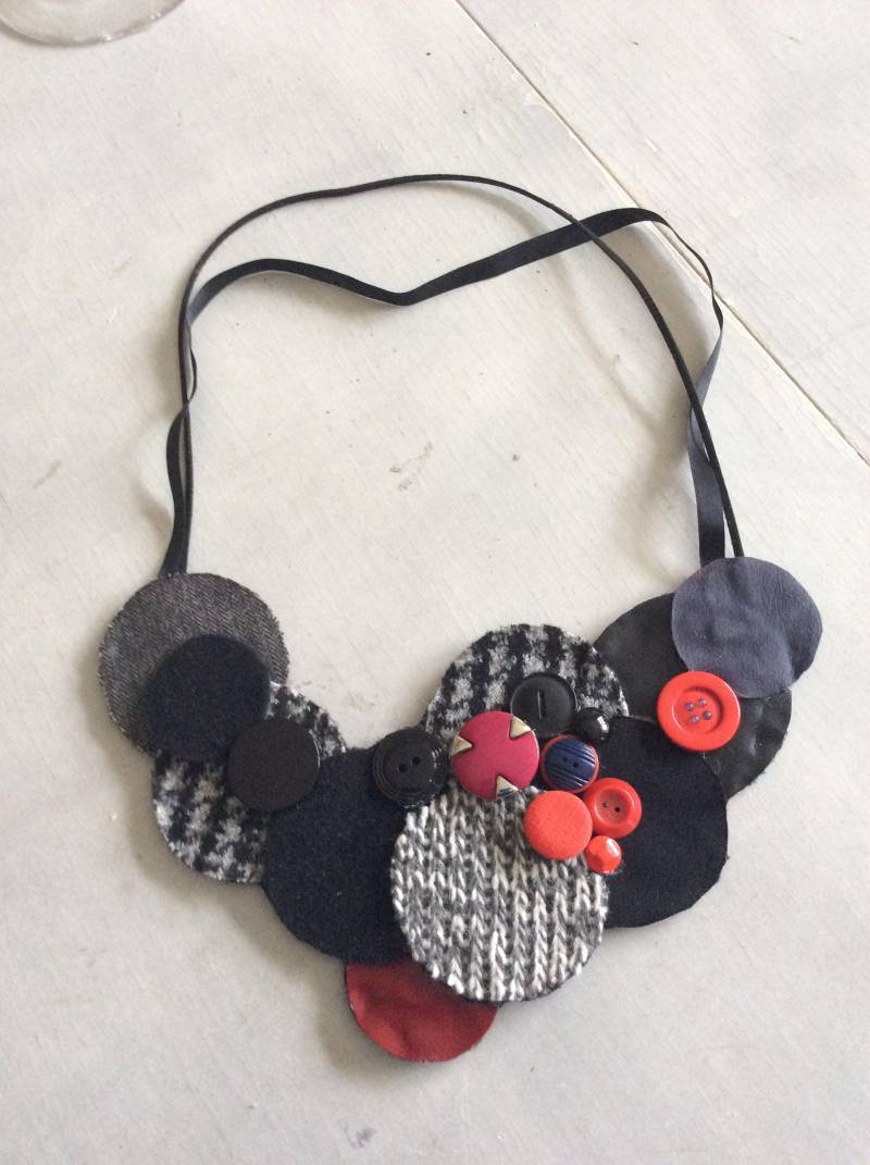 Handgefertigte Halskette Aus Reiner Handarbeit Mit Hochwertigen Materialien Wie Leder, Knöpfe Und Perlen von PreziositaDiLane