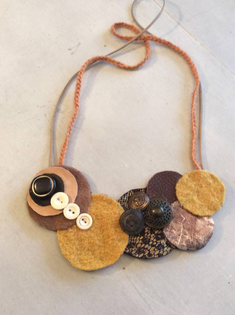 Handgefertigte Halskette Aus Reiner Handarbeit Mit Hochwertigen Materialien Wie Leder, Vintage Knöpfe Und Gekochte Wolle von PreziositaDiLane