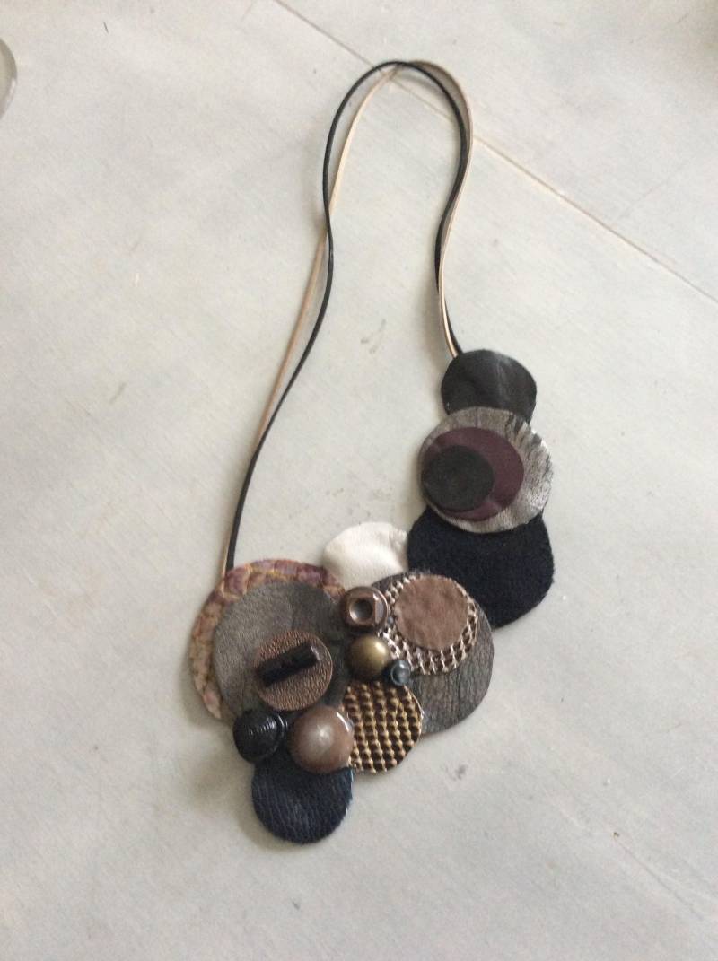 Handgefertigte Halskette Aus Reiner Handarbeit Mit Hochwertigen Materialien Wie Leder, Vintage Knöpfe Und Perlen von PreziositaDiLane