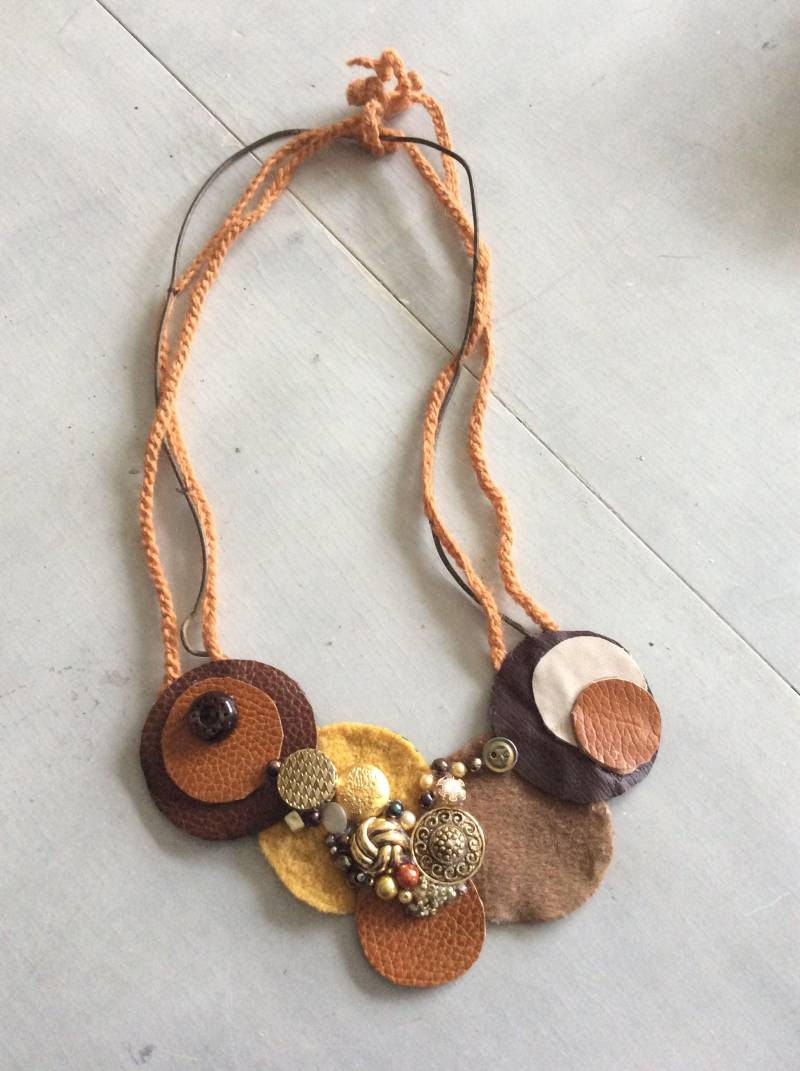 Handgefertigte Halskette Aus Reiner Handarbeit Mit Hochwertigen Materialien Wie Leder, Vintage Knöpfe Und Wollstoff von PreziositaDiLane