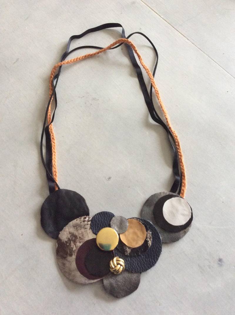 Handgefertigte Halskette Aus Reiner Handarbeit Mit Hochwertigen Materialien Wie Leder Und Vintage Knöpfe von PreziositaDiLane