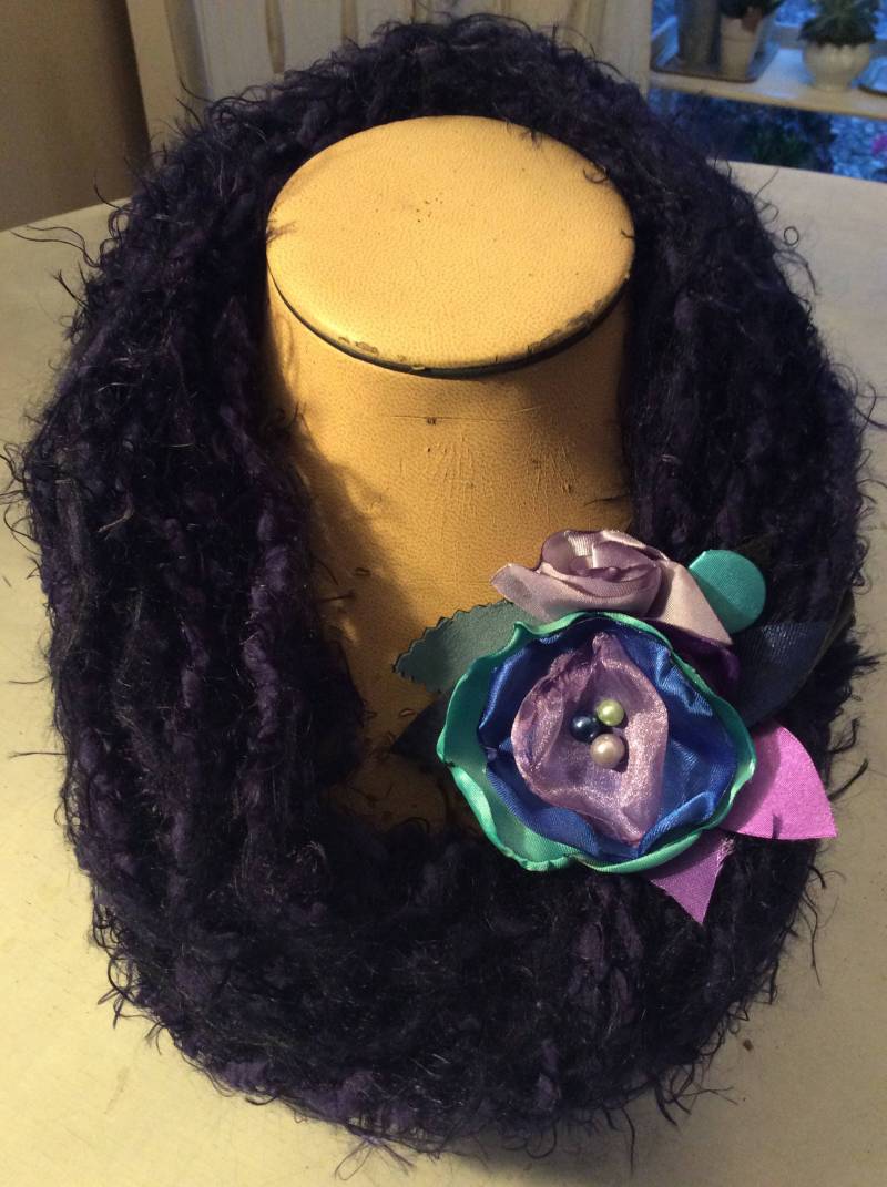 Wärmeren Halstuch Aus Reiner Wolle, Bereichert Durch Eine Seide Blume Blumenstrauß Brosche, Voile, Knöpfe Und Perlen Halskette-Handgemacht von PreziositaDiLane