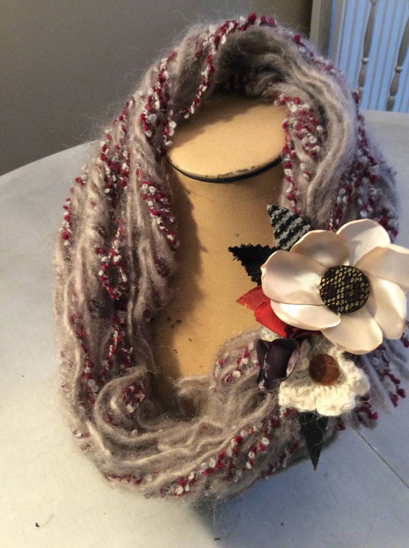 Wärmeren Halstuch Halskette-Handarbeit Aus Reiner Wolle Mohair Und Bereichert Durch Eine Seide Blumeblumenstrauß, Voile Schaltflächen von PreziositaDiLane