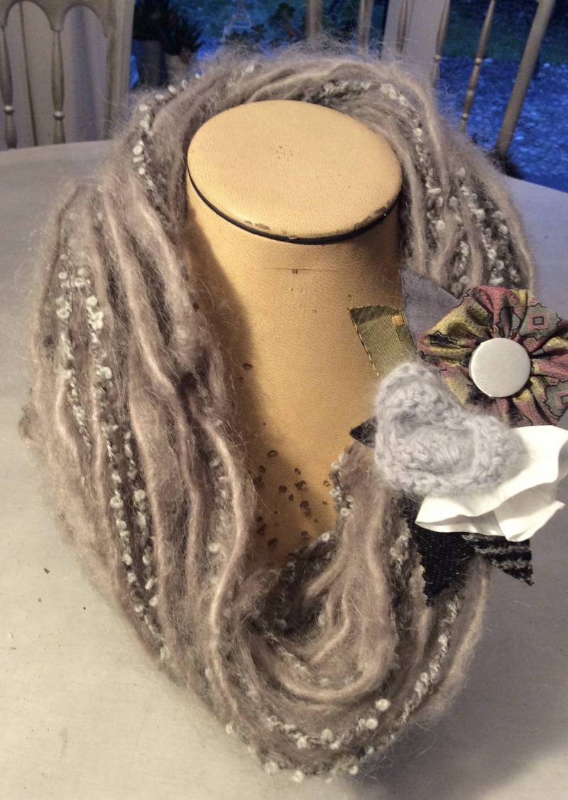 Wärmeren Halstuch Halskette-Handgemacht Aus Reiner Wolle, Bereichert Durch Eine Seide Blume Blumenstrauß Brosche, Wolle Und Vintage Knöpfe von PreziositaDiLane