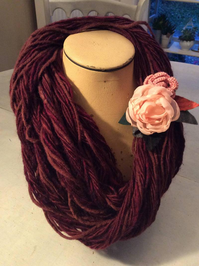 Wärmeren Halstuch Halskette-Handgemacht Aus Reiner Wolle Mit Seide Blume Blumenstrauß Brosche, Voile Und Knöpfen Verziert von PreziositaDiLane