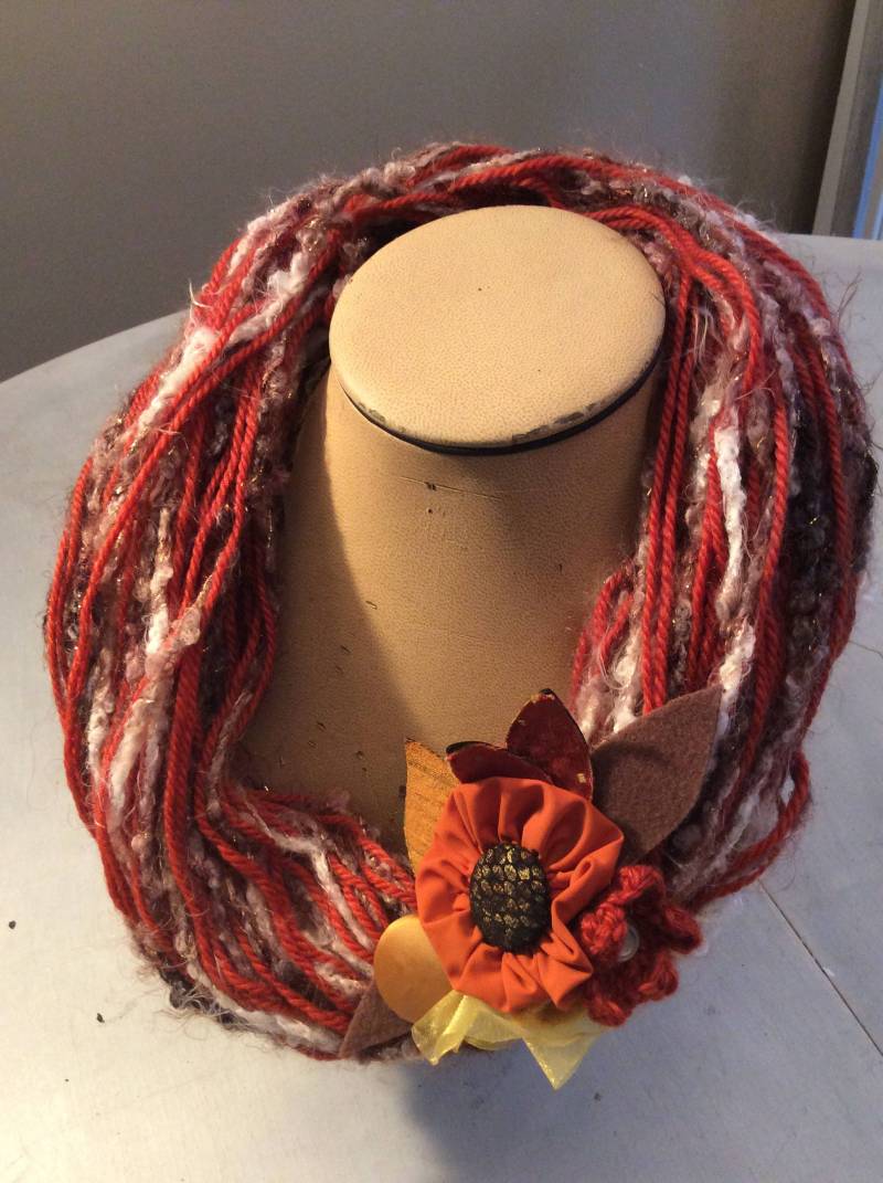 Wärmeren Halstuch Halskette-Handgemacht Aus Reiner Wolle Mit Seide Blume Blumenstrauß Brosche, Voile Und Knöpfen Verziert von PreziositaDiLane