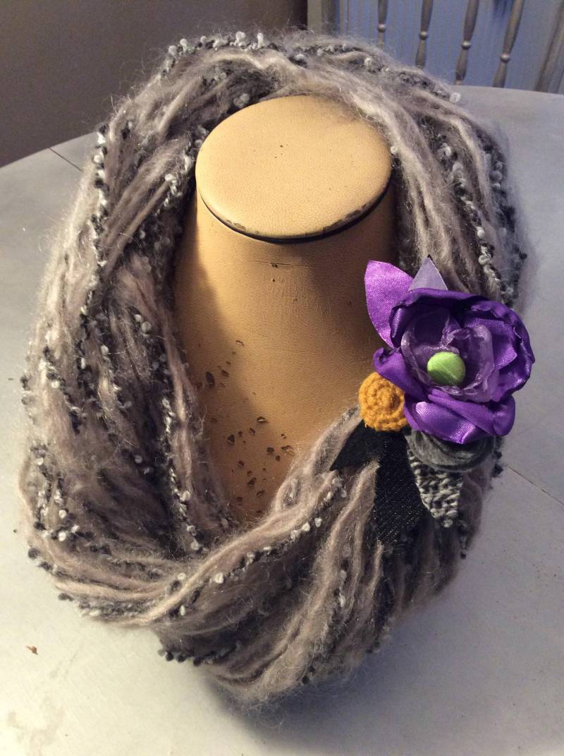 Wärmeren Halstuch Halskette-Handgemacht Aus Reiner Wolle Verziert Blume Blumenstrauß Brosche in Eta, Lana, Voile Und Vintage Knöpfe von PreziositaDiLane