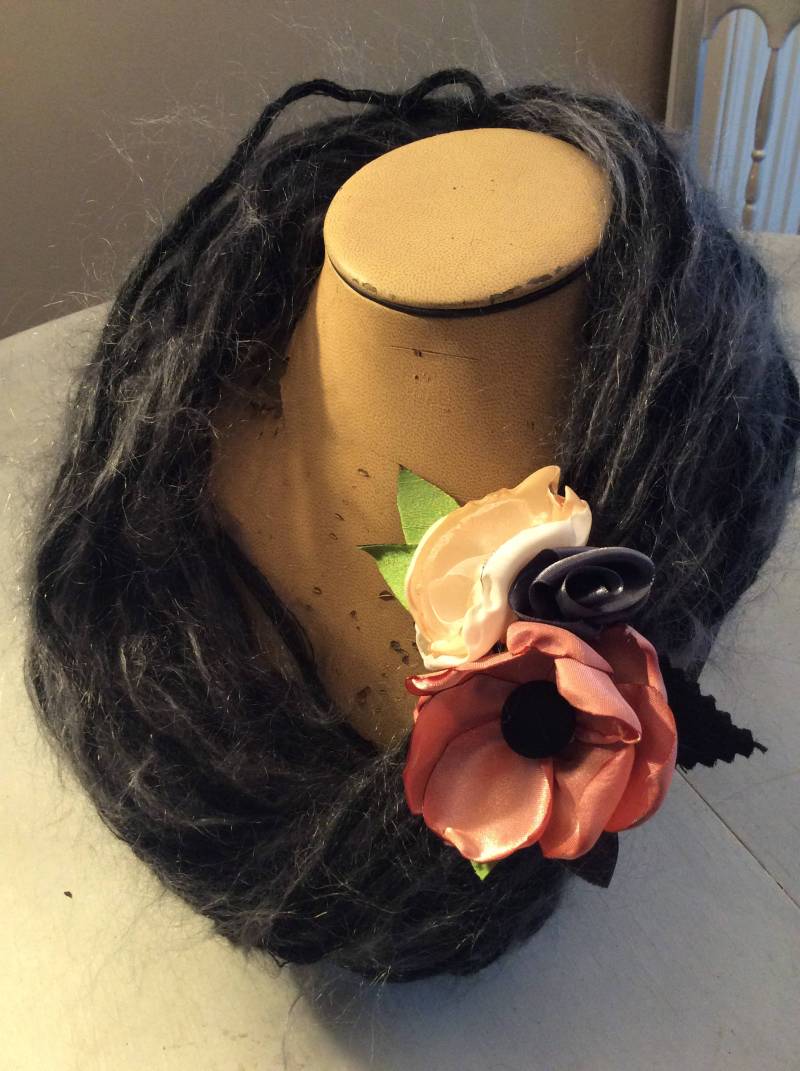 Wärmeren Halstuch in Reiner Wolle Mohair Und Einen Blumenstrauß Seide, Voile, Vintage Knöpfe Perlen Halskette-Handgefertigt von PreziositaDiLane