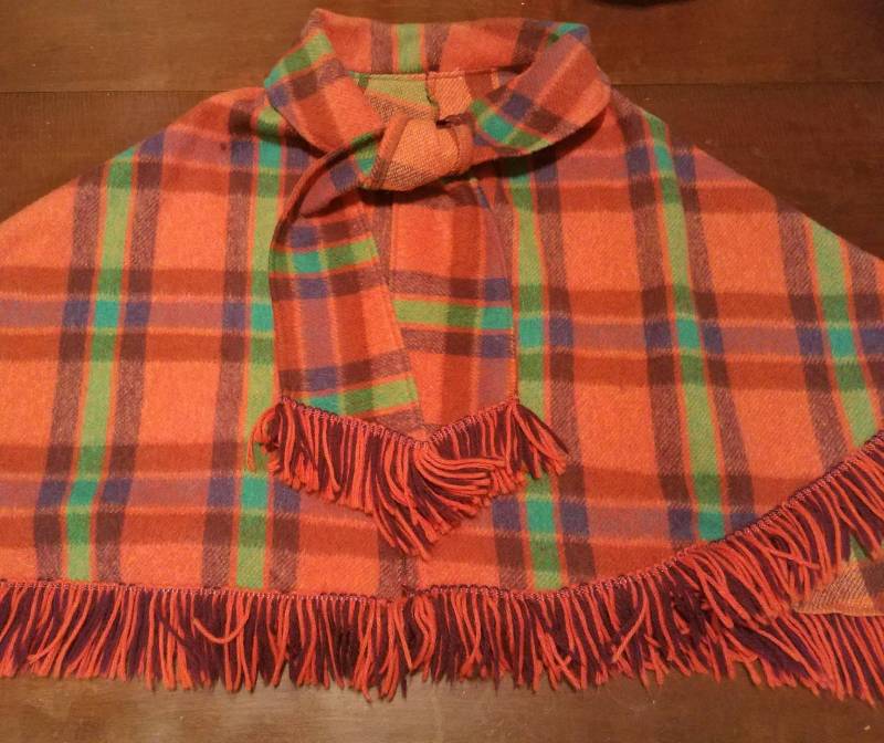 Vintage 70Er Jahre Karierter Woll Poncho Cape Mit Angenähtem Schal & Fransen von PricelessTreasures01