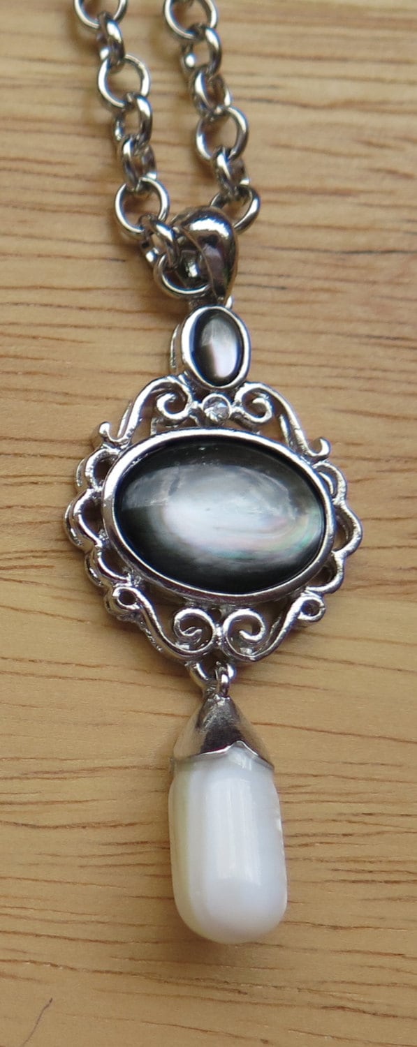 Grau/Weiß Halskette Grau/Weiß Halskette von PrideNjoyCreations