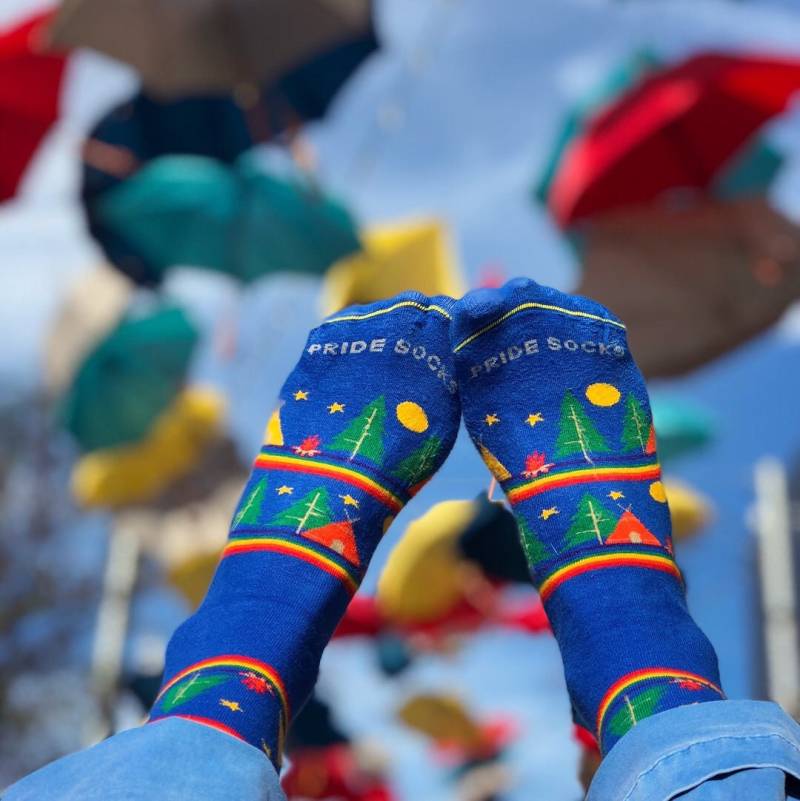 Unisex Wanderlust Socken | Regenbogen Camping Pride von PrideSocks