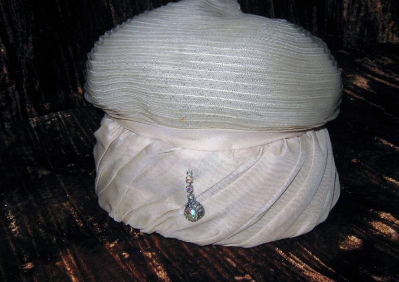 Vintage 1950Er 1960Er Jahre Damen Creme Hut Mit Swirl Und Irisierenden Strass-Detail von PrimaDonnaVintage