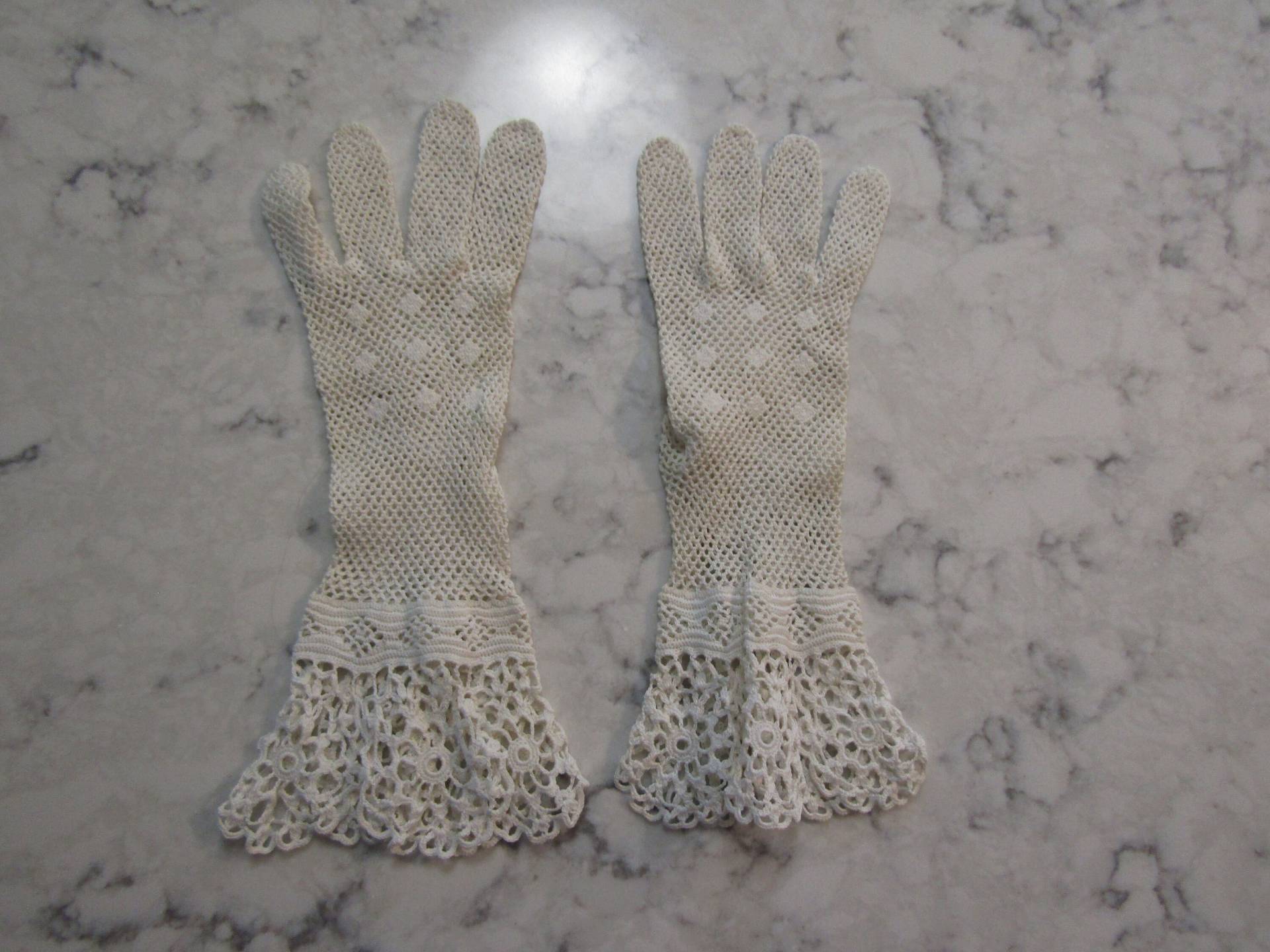 Vintage 1950Er Jahre Weiße Gehäkelte 10-Zoll-Baumwollhandschuhe Mit Rüschen-Größe 6 1/2 Handschuh-Auktion # 22, 047-06180121 Vintage 1950Er Jahre Weiße Gehäkelte 10-Zoll-Baumwollhandschuhe Mit Rüschen-Größe 6 1/2 Handschuh-Auktion # 22, 047-06180121 von PrimaMona