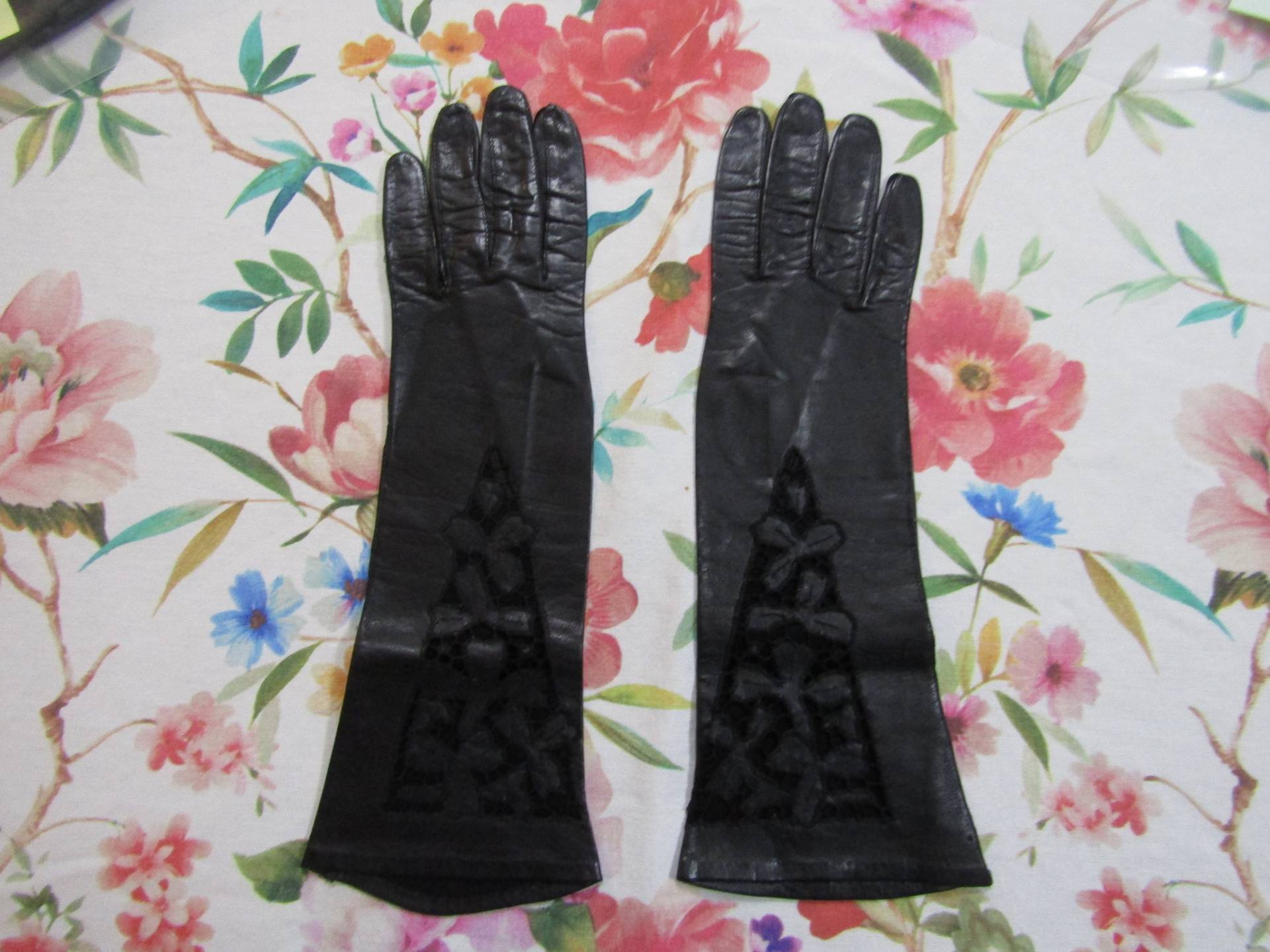 Vintage Black Kid Leather 12 "Ellbogenlange Handschuhe Mit Spitzenausschnitten- Gebraucht - Größe 6 1/2 7 Auktion #bw # 590219 Vintage Black Kid Leather 12 "Ellbogenlange Handschuhe Mit Spitzenausschnitten- Gebraucht - Größe 6 1/2 7 Auktion #bw # 590219 von PrimaMona