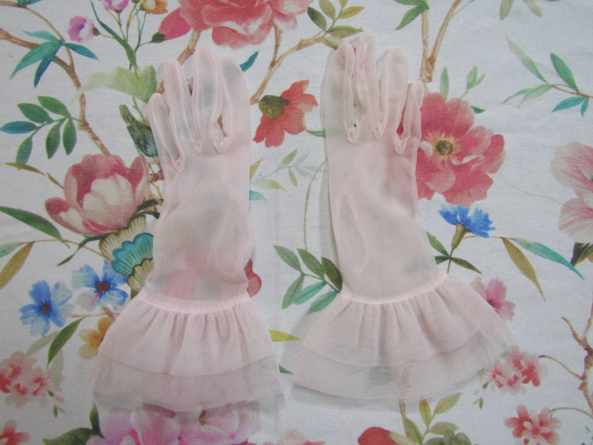Vintage Blush Rosa Chiffon Handschuhe Geraffte Armband-Länge, Größe 5 1/2 Bis 6 Vintage Blush Rosa Chiffon Handschuhe Geraffte Armband-Länge, Größe 5 1/2 Bis 6 von PrimaMona