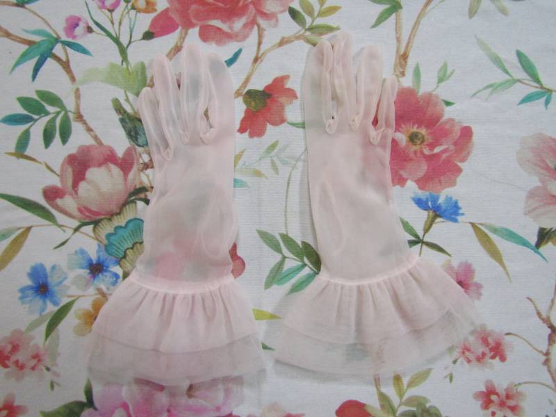 Vintage Blush Rosa Chiffon Handschuhe Geraffte Armband-Länge, Größe 5 1/2 Bis 6 von PrimaMona