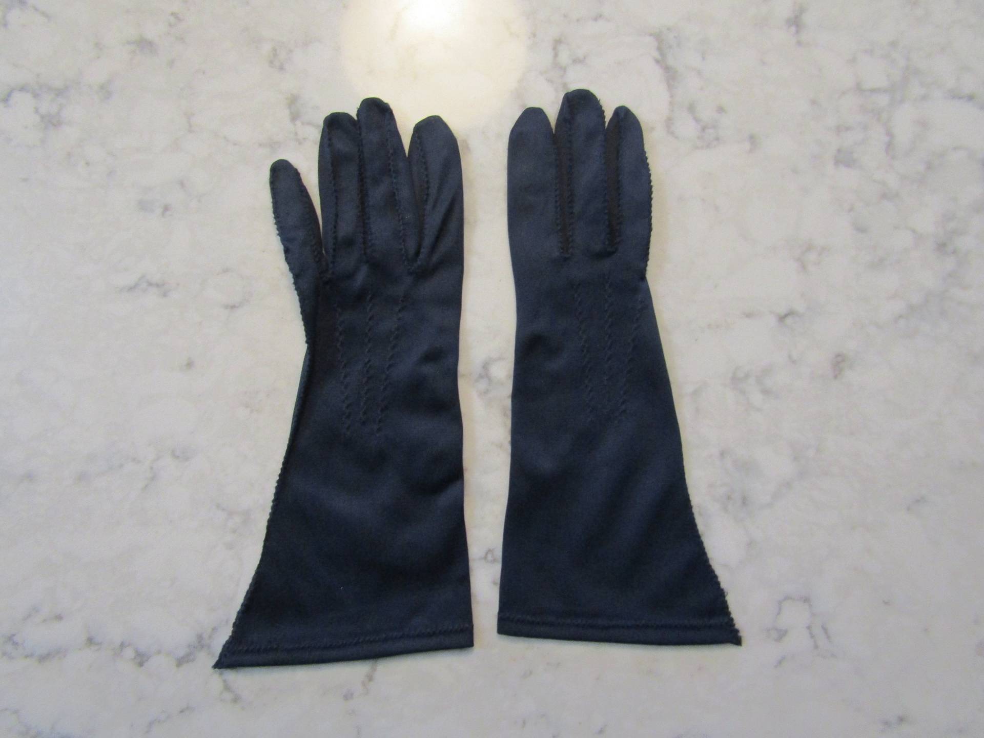 Vintage Navy Blaue Nylon Abendhandschuhe Mit Peitsche Genähte Kanten 20" Armband Länge-Größe 6 1/2 Auktion #1185-0222 von PrimaMona