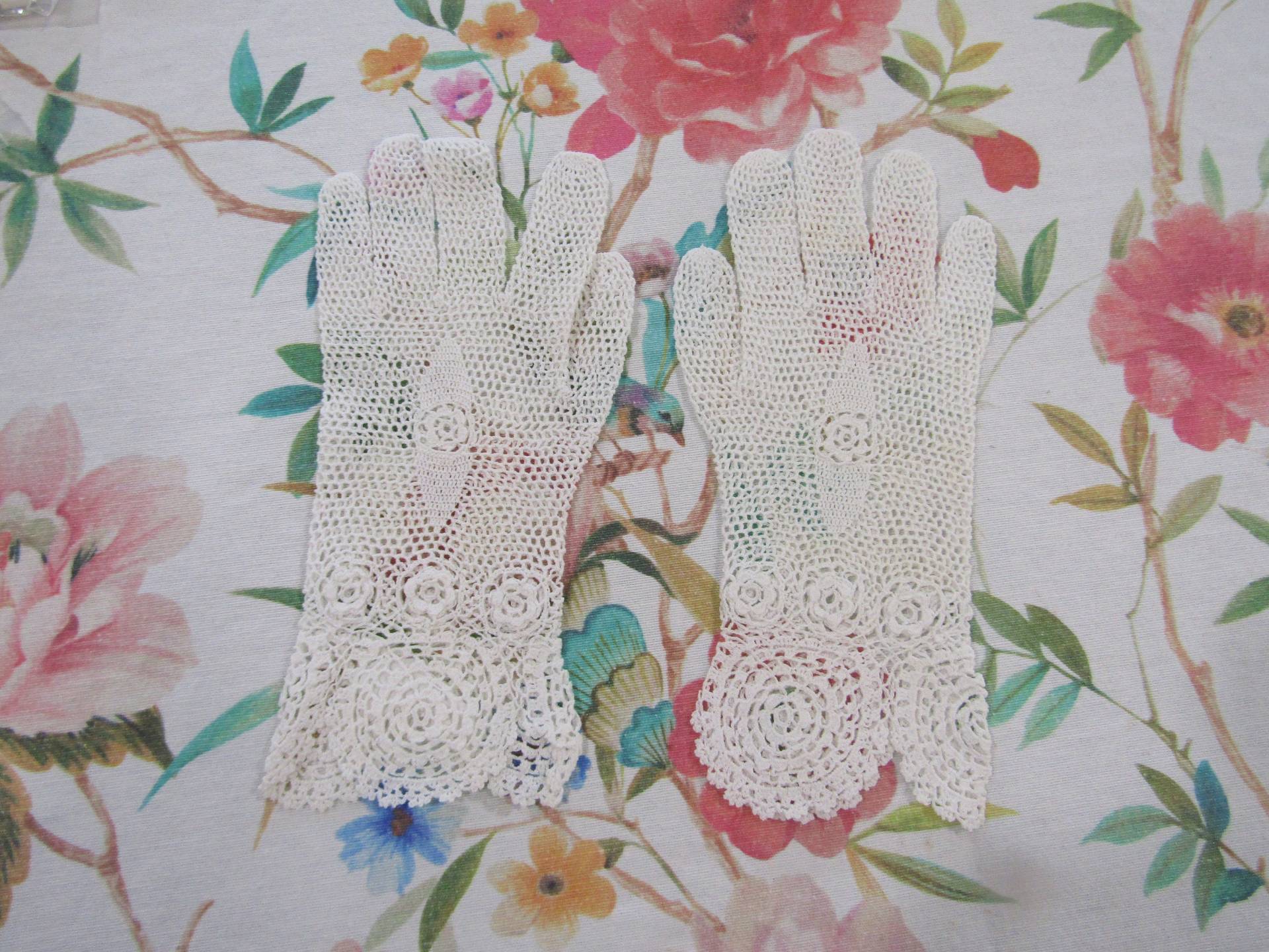 Vintage Neue Ungetragene Elfenbeinweiße Baumwolle Handgehäkelte 8, 5-Zoll-Handschuhe-Ausgefallene Medaillon-ManschettenGröße 5 1/2 - 6 Vintage Neue Ungetragene Elfenbeinweiße Baumwolle Handgehäkelte 8, 5-Zoll-Handschuhe-Ausgefallene Medaillon-ManschettenGröße 5 1/2 - 6 von PrimaMona