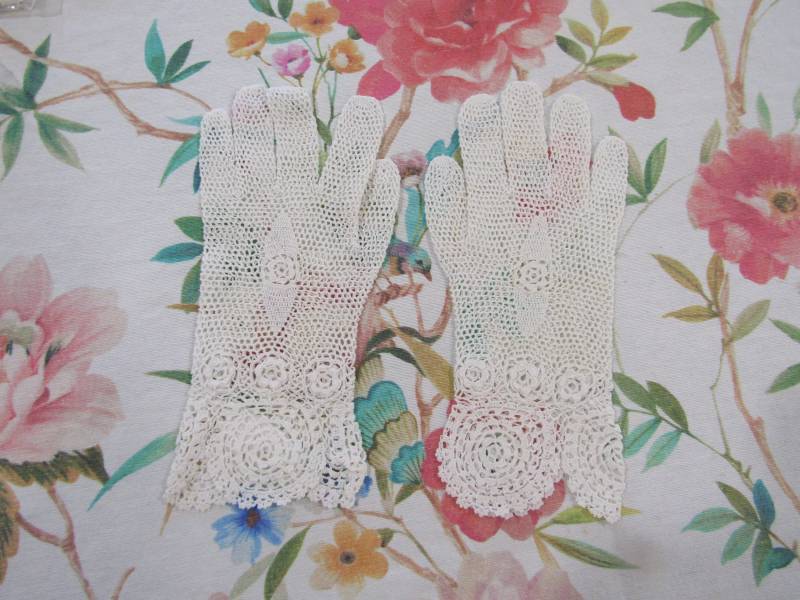 Vintage Neue Ungetragene Elfenbeinweiße Baumwolle Handgehäkelte 8, 5-Zoll-Handschuhe-Ausgefallene Medaillon-ManschettenGröße 5 1/2 - 6 Vintage Neue Ungetragene Elfenbeinweiße Baumwolle Handgehäkelte 8, 5-Zoll-Handschuhe-Ausgefallene Medaillon-ManschettenGröße 5 1/2 - 6 von PrimaMona