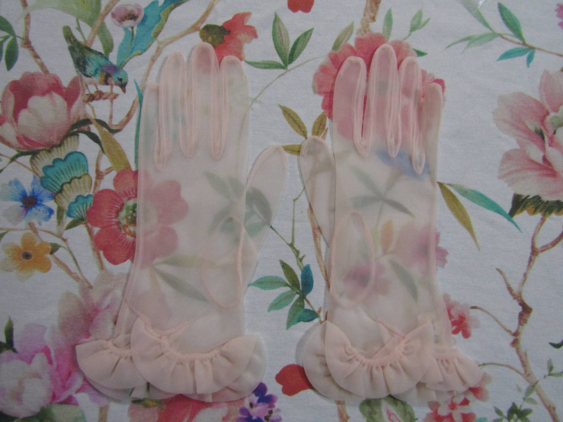 Vintage Rosa Chiffon Handschuhe Mit Rüschen - 23 cm Armbandlänge Größe 16 1/2 Vintage Rosa Chiffon Handschuhe Mit Rüschen - 23 cm Armbandlänge Größe 16 1/2 von PrimaMona