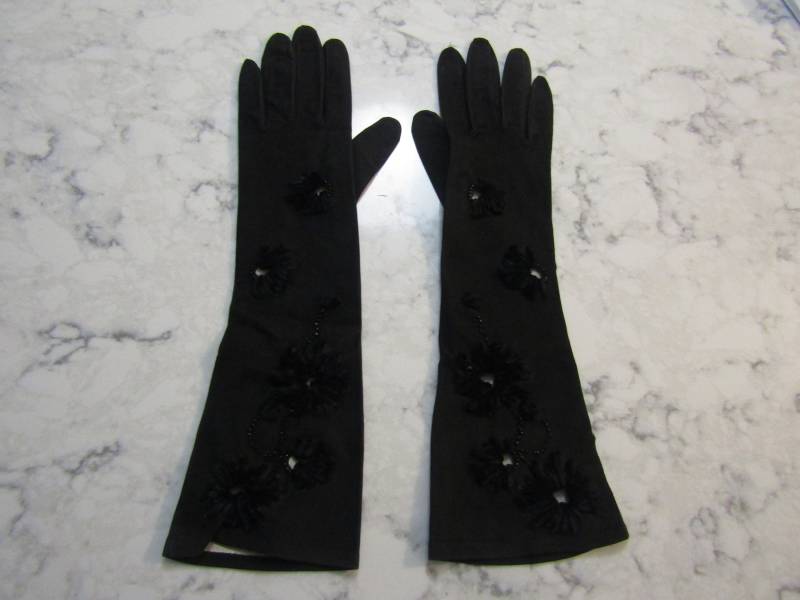 Vintage Schwarze Kid-Velour-Leder-Abendhandschuhe Mit Samtausschnitt-Verzierungen14 "-Größe 7-Auktion #bw#31-0119-6666 Vintage Schwarze Kid-Velour-Leder-Abendhandschuhe Mit Samtausschnitt-Verzierungen14 "-Größe 7-Auktion #bw#31-0119-6666 von PrimaMona