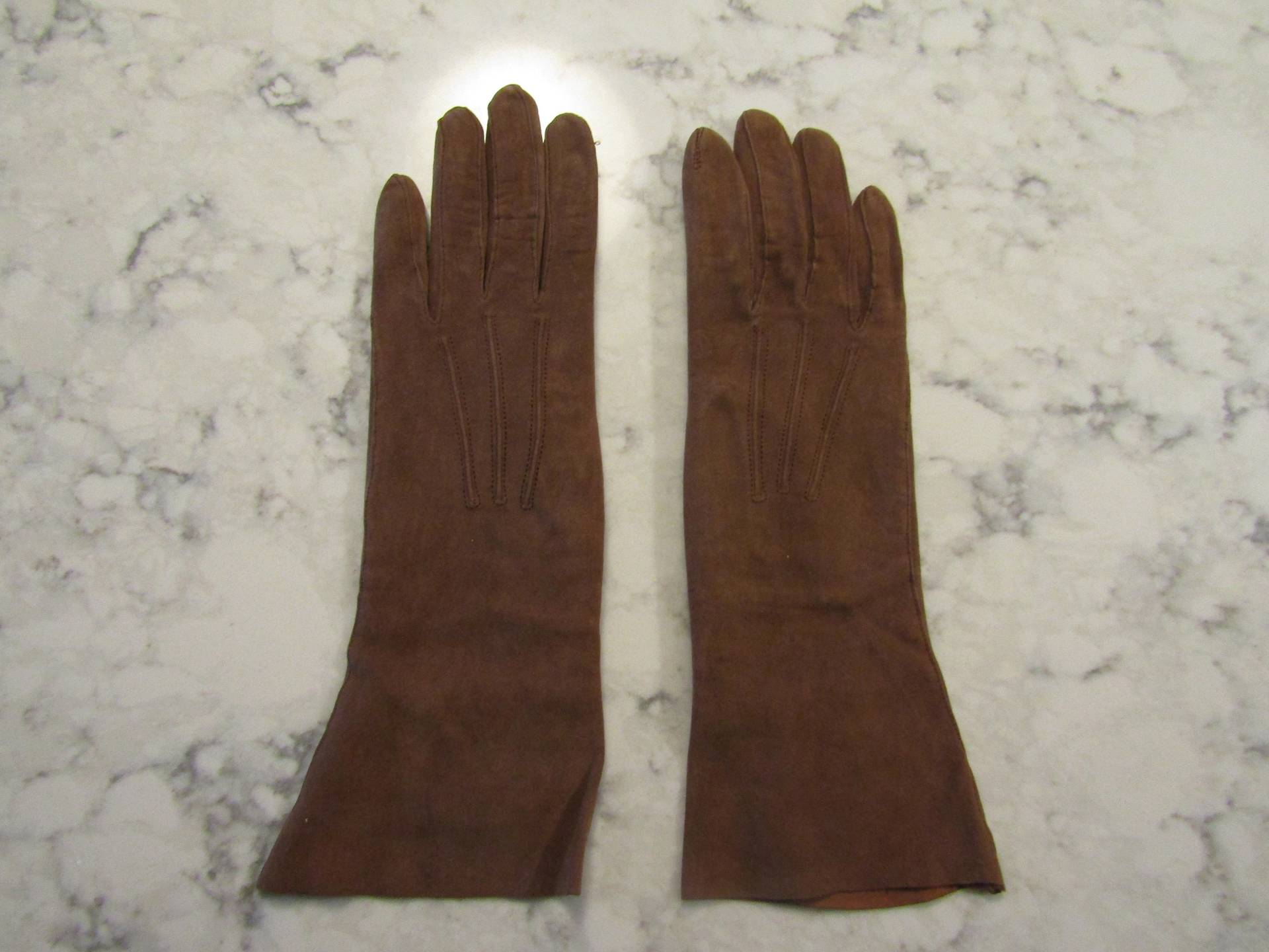 Vintage Tabakbraun Kid Wildleder Handschuhe-Preowned -10.5" Armband LängeGröße 6Auktion #1721-1022 von PrimaMona