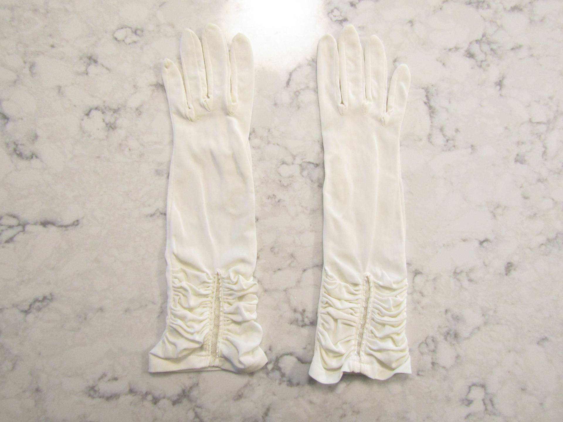 Vintage Weiße Geraffte Leichte Nylonhandschuhe Mit Perlen-12 "Armbandlänge Größe 6 1/2 - Handschuh-Auktion #bw # 156-06196666 Vintage Weiße Geraffte Leichte Nylonhandschuhe Mit Perlen-12 "Armbandlänge Größe 6 1/2 - Handschuh-Auktion #bw # 156-06196666 von PrimaMona