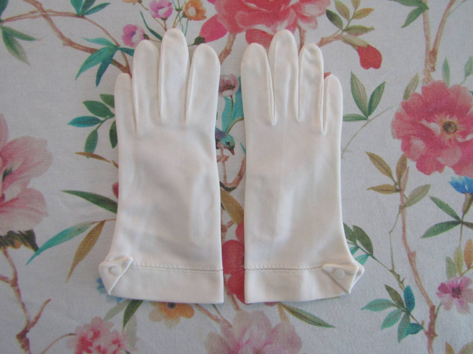 Vintage Weiße Nylon Abendhandschuhe Mit Knöpfen-20cm Armbandlänge-Größe 6 1/2-Auction #12740322 von PrimaMona