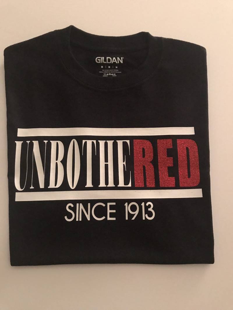 Unbothered Delta-T-Shirt Unbothered Delta-T-Shirt von PrimandProperlyChic