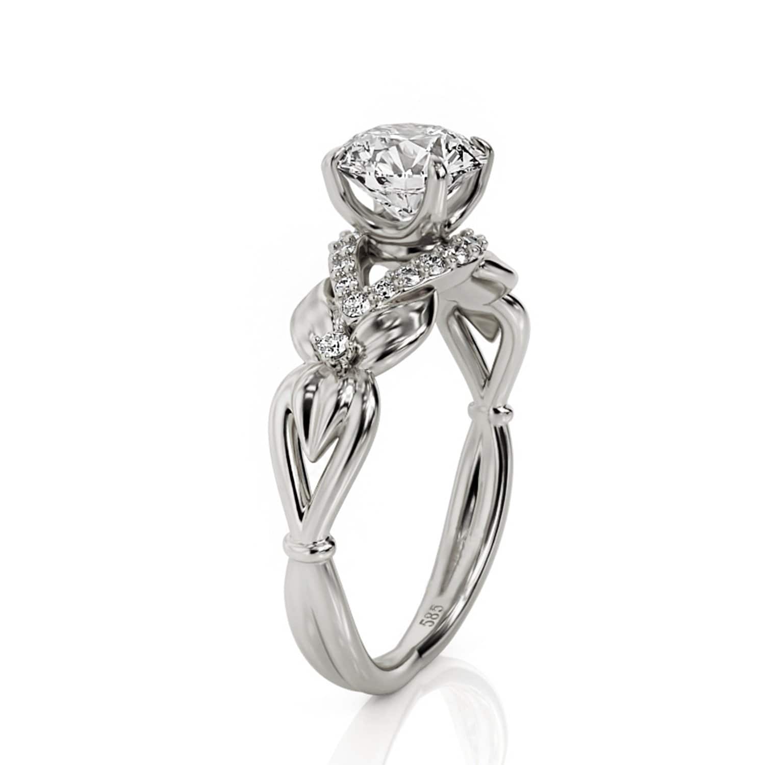 14K Blattgold Moissanit Verlobungsring Handgemachtes Blumenmuster von PrimeElement