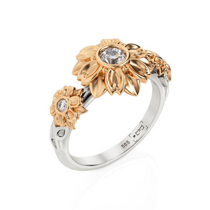 Handgemachte 14K Gold Drei Stein Blume Verlobungsring von PrimeElement
