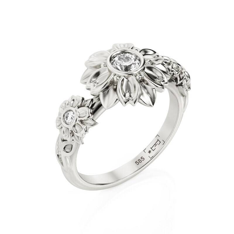 Handgemachte 14K Gold Drei Stein Blume Verlobungsring von PrimeElement