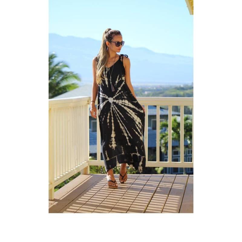 Langes Boho Maxi Tie Dye Kleid Mit Taschen Und Verstellbarer Schulterschnur von PrimitiveVibesHawaii
