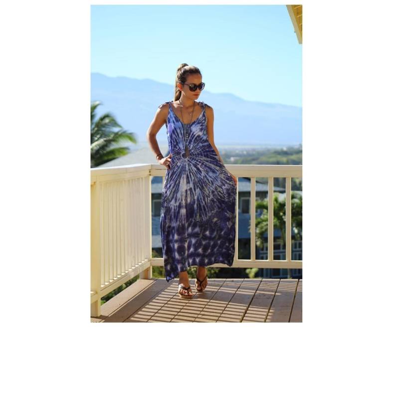 Langes Boho Maxi Tie Dye Kleid Mit Taschen Und Verstellbarer Schulterschnur von PrimitiveVibesHawaii