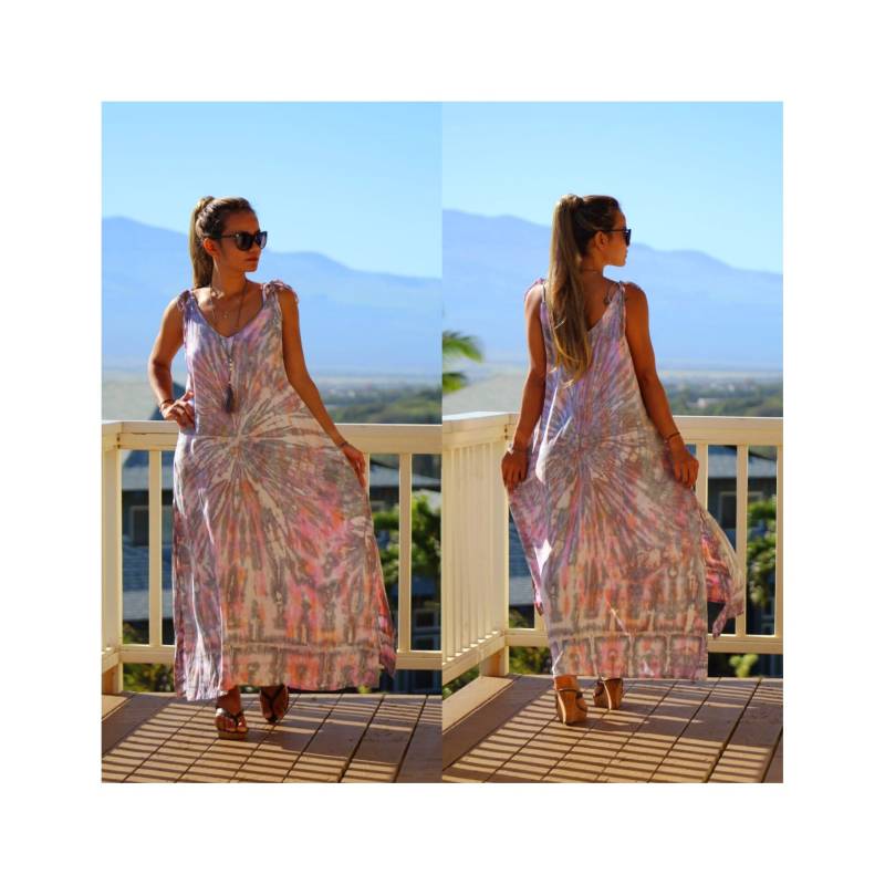 Langes Boho Maxi Tie Dye Kleid Mit Taschen Und Verstellbarer Schulterschnur von PrimitiveVibesHawaii
