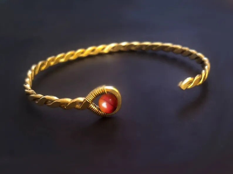 Armband Geflochten Starren Armreif Mit Diaspro Rot Naturmanschette Handgefertigt Halbedelsteinen Kristalle Mann Frau Metall Gold Farbe von PrimordialBlack