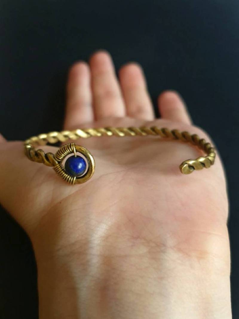 Geflochtenes Armband Armreif Mit Lapislazuli Natürliche Handgefertigte Manschette Halbedelsteinen Kristalle Geflecht Mann Frau Metall Gold Farbe von PrimordialBlack