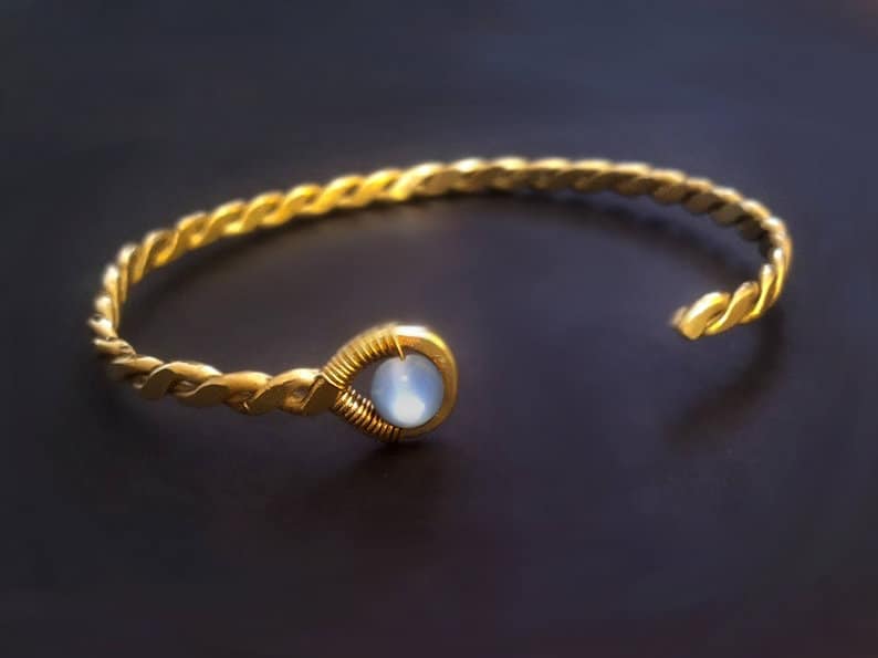 starre Armreif Geflochtenes Armband Mit Natürlichem, Schmeichelhaftem Mondstein Handgefertigter Manschette Halbedelsteinen Kristalle Metall Gold starre Armreif Geflochtenes Armband Mit Natürlichem, Schmeichelhaftem Mondstein Handgefertigter Manschette Halbedelsteinen Kristalle Metall Gold von PrimordialBlack