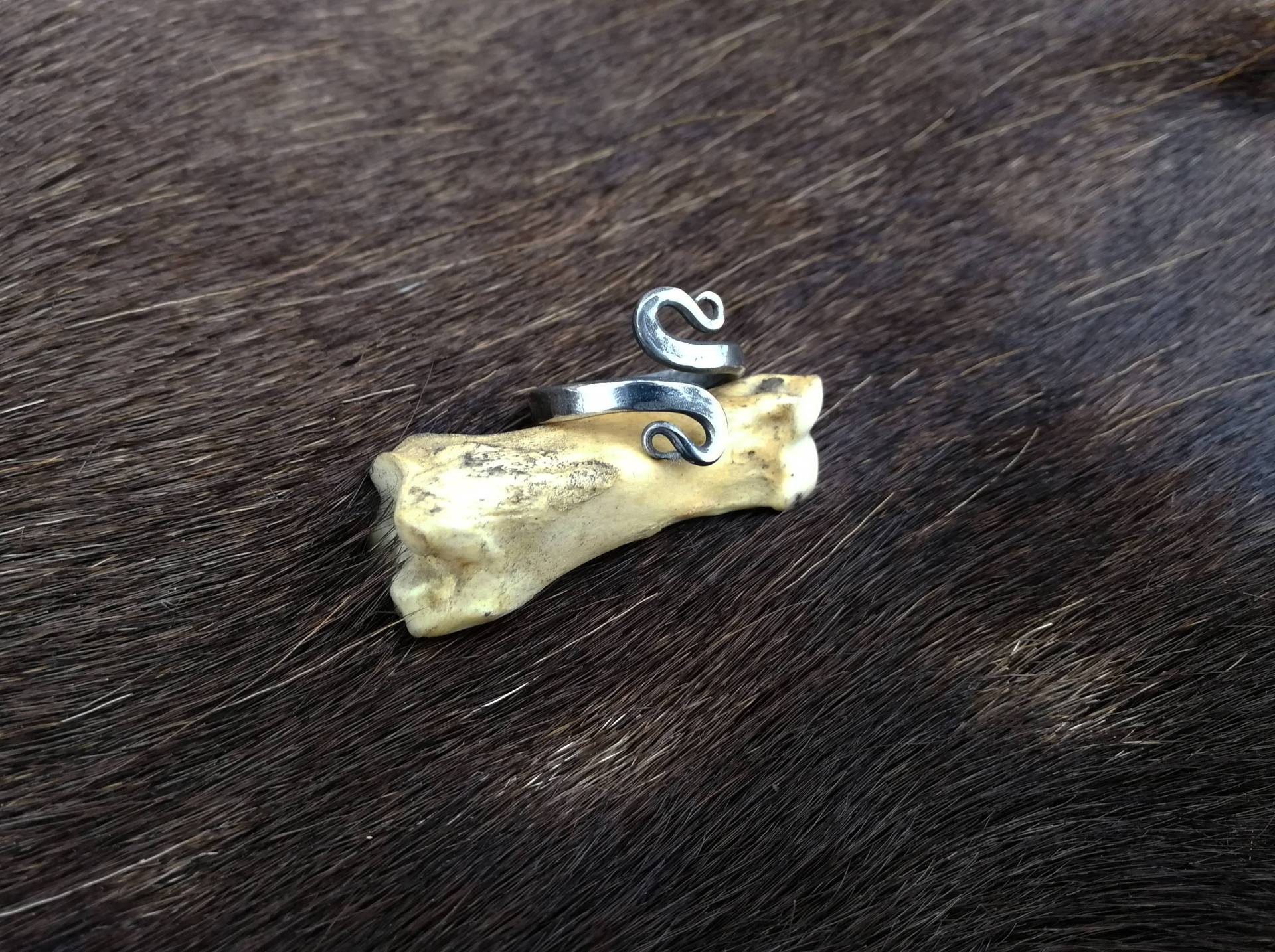 Handgeschmiedeter Schlangenring Aus Edelstahl Handgeschmiedeter Schlangenring Aus Edelstahl von PrimordialFireForge
