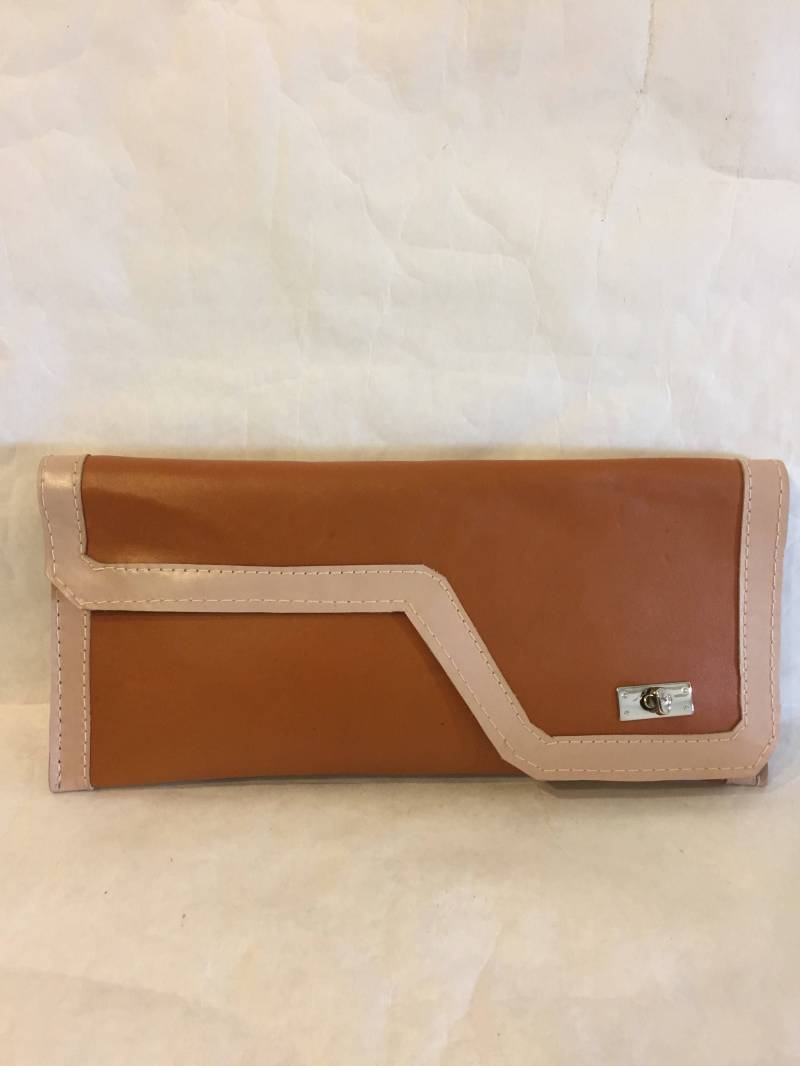 Clutch-Handtasche Aus Poppi/Kürbis Und Beigem Leder Clutch-Handtasche Aus Poppi/Kürbis Und Beigem Leder von PrimroseHandbags