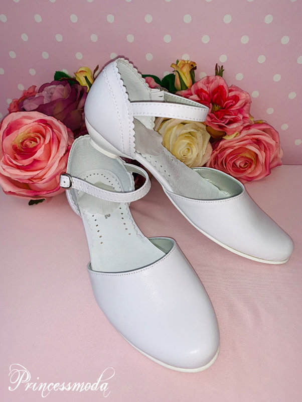 700 Schlicht, aber sehr elegant! Kommunonschuhe in Weiß von Princess Moda