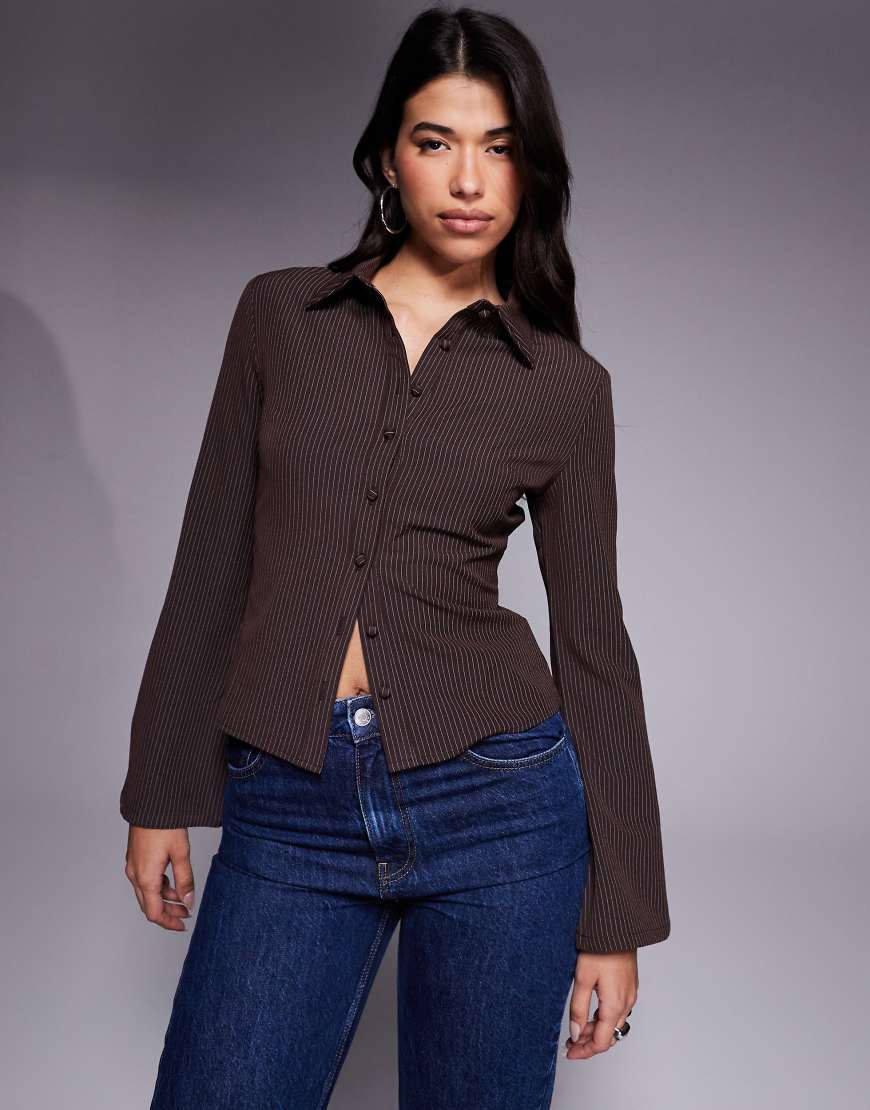 Princess Polly - Anni - Taillierte Hemdbluse in Schokobraun mit Nadelstreifen und ausgestellten Ärmeln von Princess Polly