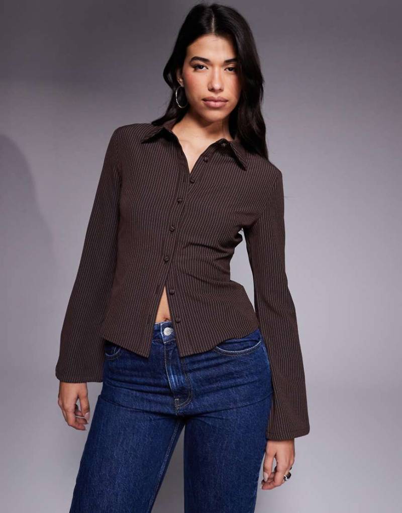 Princess Polly - Anni - Taillierte Hemdbluse in Schokobraun mit Nadelstreifen und ausgestellten Ärmeln von Princess Polly