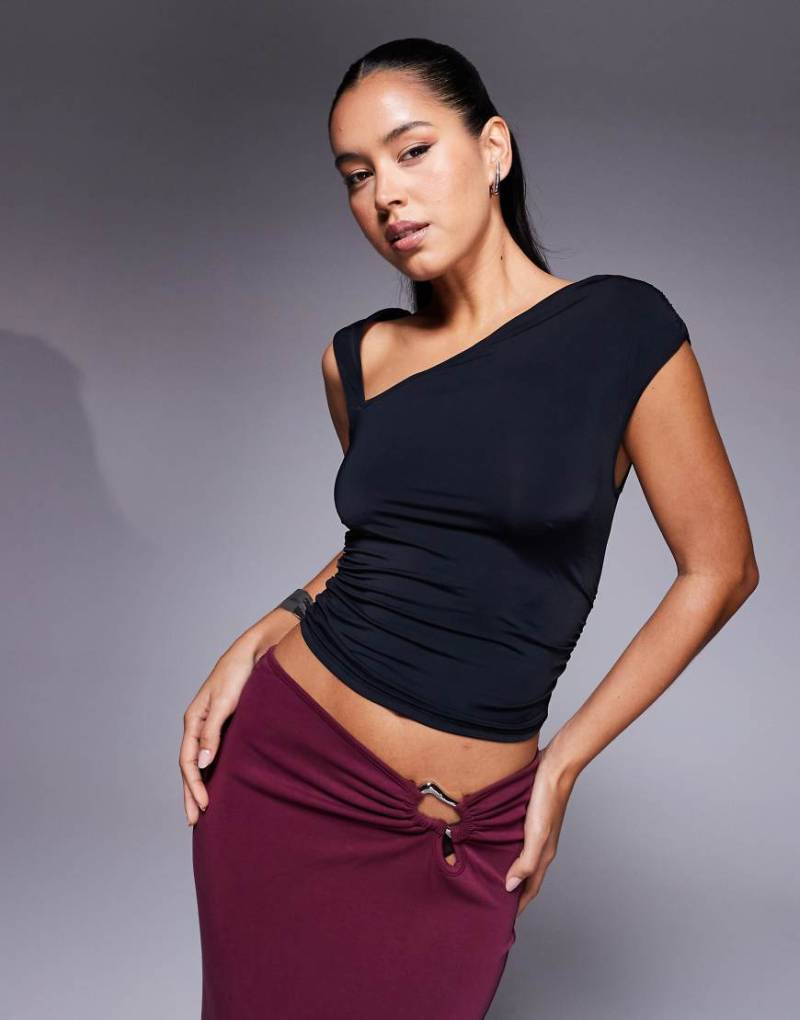 Princess Polly - Anschmiegsames Oberteil in Schwarz mit U-Boot-Ausschnitt von Princess Polly