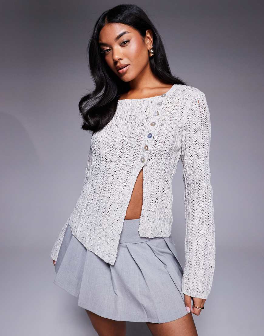 Princess Polly - Asymmetrisch geschnittene Strickjacke in Grau mit seitlichen Knöpfen und Schlitz von Princess Polly