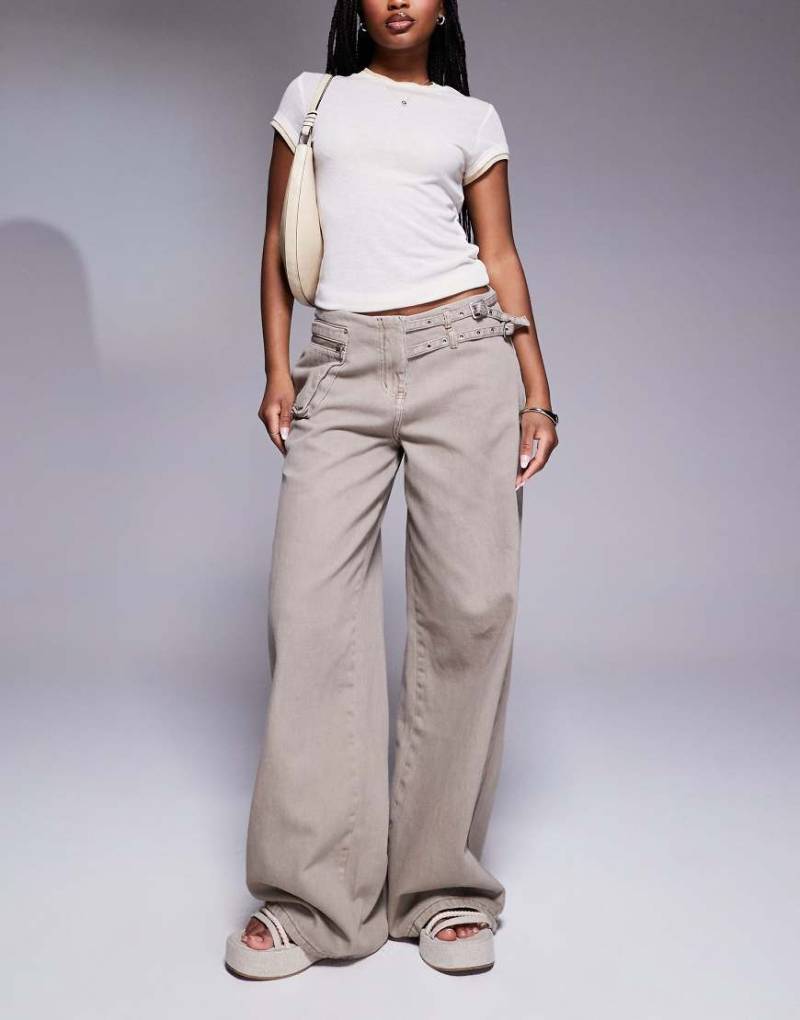 Princess Polly - Baggy-Jeans in verwaschenem Braun mit weitem Bein, Schnallendetails und Tasche von Princess Polly